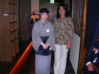 kimono con camarera.jpg